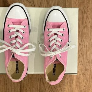 Like new, pink converse all ⭐️, size 7